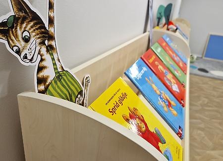 Förskolan Äppellunden har ett särskilt rum där barnen ägnar sig åt läsning och berättande.